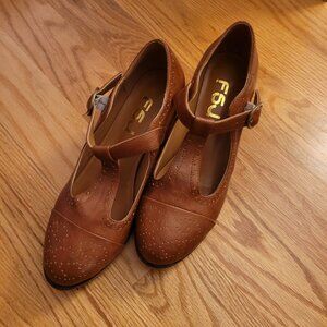 Brown round toe T strap chunky heels vintage pumps